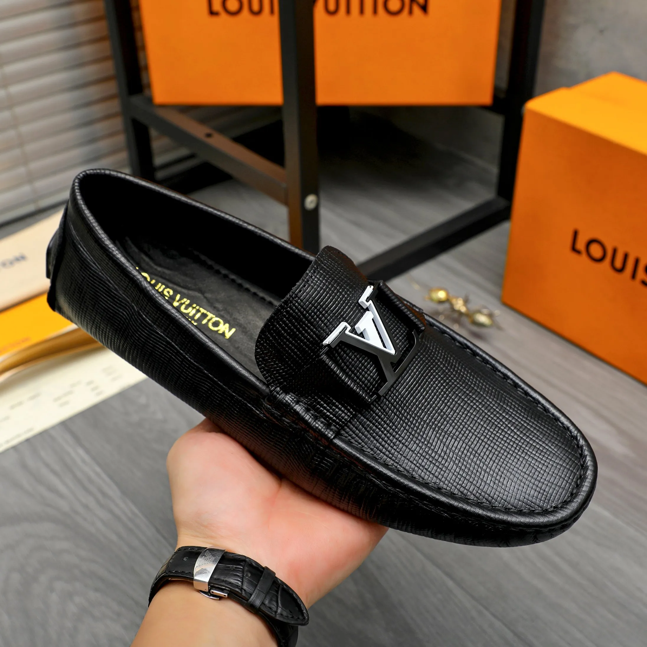 Men's shoes 💰p420 Product trademark: LV "Louis Vuitton" casual slip-on men's shoes Regular size: 38-44 Product materials: Selected vertical grain cowhide upper, sheepskin lining, original rubber outsole